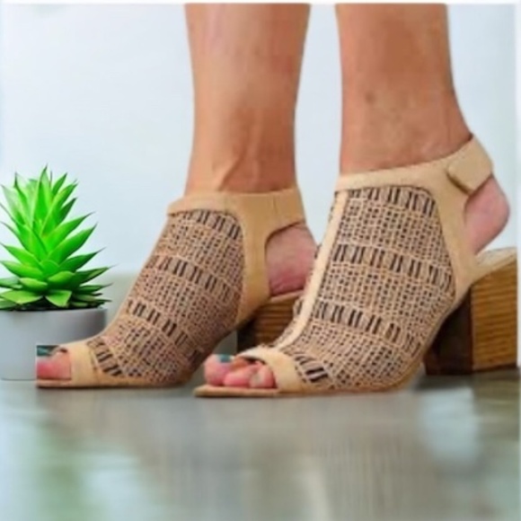 Vince Camuto Keannie Beige Laser Cutout Leather adjustable Block Heel Sandals - Picture 5 of 8